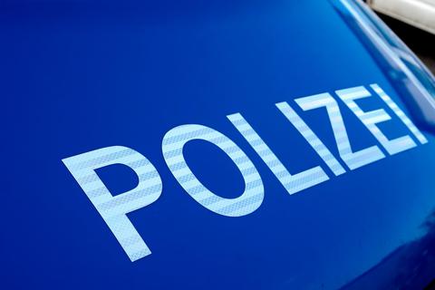 Zwei Arbeiter werden am Limburger Bahnhof mit einem Messer bedroht. Die Polizei sucht nun Zeugen für den Vorfall, der sich am Freitag ereignet hat. Symbolbild: Polizei 