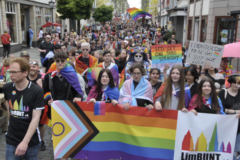 Limburg in Regenbogenfarben: Zum zweiten Christopher-Street-Day kamen rund 1000 Menschen, um zu demonstrieren und zu feiern. 