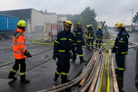 Noch immer arbeiten die Einsatzkräfte daran, den Großbrand in einer Recyclingfabrik in Diez zu löschen. Foto: Klaus-Dieter Häring 