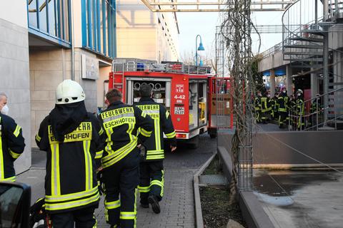 Großeinsatz nach dem Ausbruch eines Feuers im Limburger St.-Vincenz-Krankenhaus: Mehr als 60 Feuerwehrleute aus ganz Limburg sind vor Ort.  Foto: Klaus-Dieter Häring 