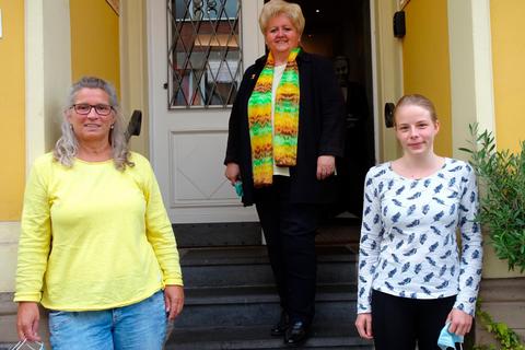FU-Vorsitzende Christine Zips (hinten) mit Barbara Koepper (links) vom Verein "Gegen unseren Willen" und der Praktikantin Melissa Dreyer. Foto: Kerstin Kaminsky 