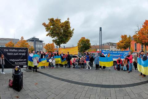 Bei der Mahnwache für Frieden in der Ukraine auf dem Bahnhofsplatz in Limburg sind die Demonstranten scheinbar vereint - und doch trennen die ukrainischen Flüchtlinge und die Mitglieder der deutschen Friedensbewegung Welten.         Foto: Marita Salim 