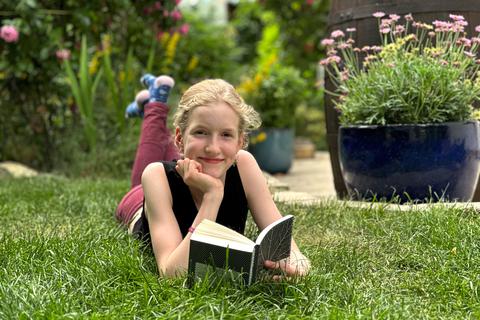 Der Garten ist ein wunderbarer Platz zum Lesen – am Mittwoch liest Charlotte Theuke aber in Berlin.
