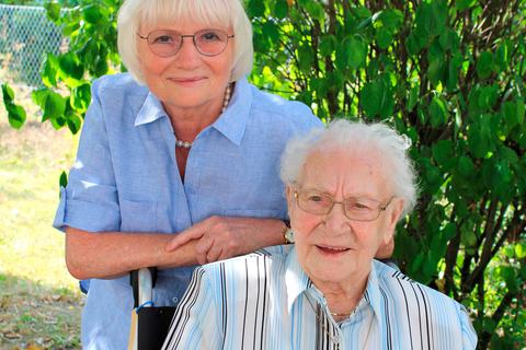 Maria Daub gehört mit 110 Jahren zu den ältesten Menschen in Deutschland. Das Bild zeigt die Jubilarin mit ihrer Betreuerin Ulla Möhn im Garten des Theodor-Fliedner-Hauses. Dieter Fluck