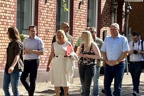 Nancy Faser zum Wahlkampf in Limburg. Mit dabei die SPD-Landtagskandidaten Tobias Eckert (links), Jana Jeuck und Bürgermeister Marius Hahn. 