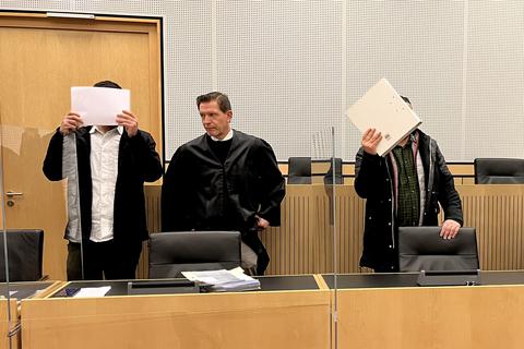 Zwei Brüder müssen sich wegen gefährlicher Körperverletzung und Raum vor dem Limburger Landgericht verantworten; vertreten werden sie durch die Rechtsanwälte Patrick Bill (links) und Björn Gärtner.