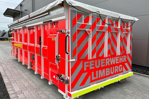 So sieht er aus: Der neue „Abrollbehälter Hochvolt“ der Feuerwehr Limburg; er kommt im gesamten Landkreis zum Einsatz, wenn ein Akku in einem E-Auto in Brand gerät.