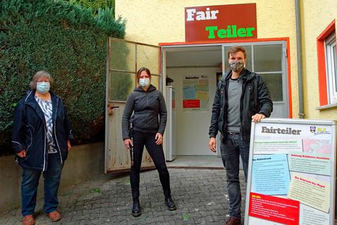 Anne Olschewski, Silke Diefenbach und Benedikt Michel (v.). freuen sich über die Eröffnung des "Fairteilers" in Elz. Foto: Kerstin Kaminsky 