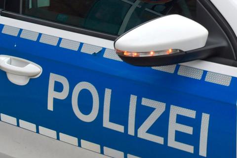 Die Polizei in Limburg sucht nach dem Verursacher eines Unfalls, bei dem am Freitag ein Vater und sein vierjähriges Kind verletzt wurden. Auto Symbolfoto: dpa 