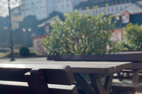 Leere Tische wie hier bei einem Restaurant in Weilburg mit Blick auf das Schloss - bei bestem Wetter. Wie steht es um die Gastronomie im Kreis? Foto: Mika Beuster 