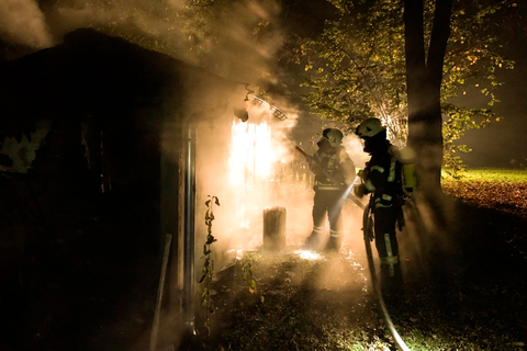 Einsatzkräfte der Weilburger Feuerwehren bekämpfen einen Brand: 1300 Feuerwehrleute im Kreis sollen rasch gegen Corona geimpft werden, fordert ihr Verband. Archivfoto: Feuerwehr Weilburg 