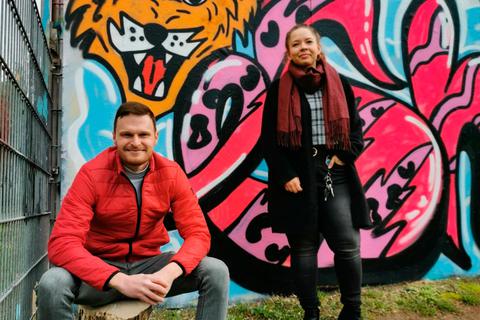 Die beiden Streetworker der Stadt Limburg, Lisa-Marie Schäfer und Lukas Hohly, im Jugendpark in der Südstadt. Die Graffiti-Wand imHintergrund dürfen die Jugendlichen legal besprühen; fast täglich können die Motive wechseln. Foto: Stefan Dickmann 