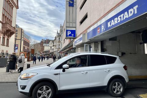 Ein Autofahrer fährt aus dem Karstadt-Parkhaus in Limburg. Die Stadt verhandelt seit Wochen mit dem Eigentümer, um das Parkhaus künftig als Pächter betreiben zu können.