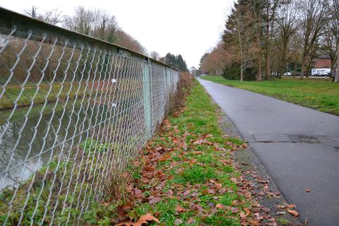 Das Gelände entlang des Rad- und Gehwegs am Schleusenkanal muss ausgetauscht werden.  Foto: Stadt Limburg 