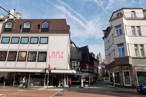 Das ehemalige Schuhhaus Lanz an der Grabenstraße in Limburg soll künftig der Sitz der Dombibliothek werden. Die kleine Straße rechts führt direkt auf den Altstadt-Platz "Plötze".  Foto:Stefan Dickmann © 