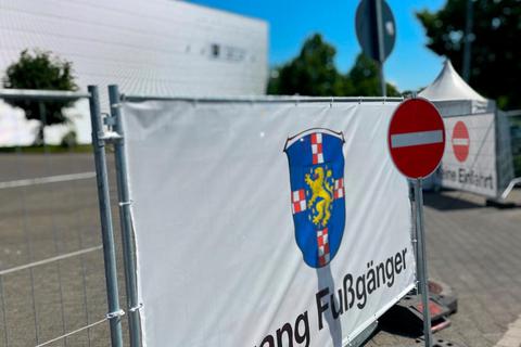 Einfahrt verboten: Ab Ende September wird hier am Impfzentrum in Limburg das Tor zugemacht.  Foto: Mika Beuster 