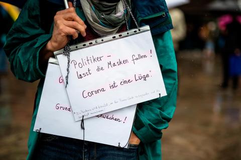 "Politiker - lasst die Masken fallen! Corona ist eine Lüge"" steht auf einem Schild eines Teilnehmers einer Demonstration gegen Corona-Beschränkungen. Symbolfoto: dpa 