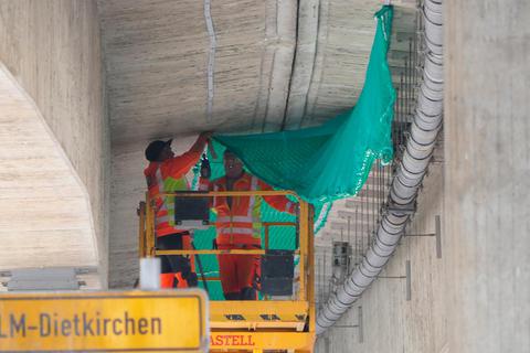 Derzeit werden an der Unterseite der Lichfieldbrücke Sicherungsarbeiten durchgeführt. Stadt Limburg/Johannes Laubach