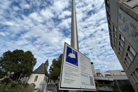 Videoüberwachung durch die Polizei in Limburg: Auch auf dem Platz am Pusteblumen-Brunnen hinter der Anna-Kirche und neben dem früheren Rathausanbau (rechts) steht seit November 2022 ein Mast mit einer Videokamera "zur Verhütung von Straftaten".