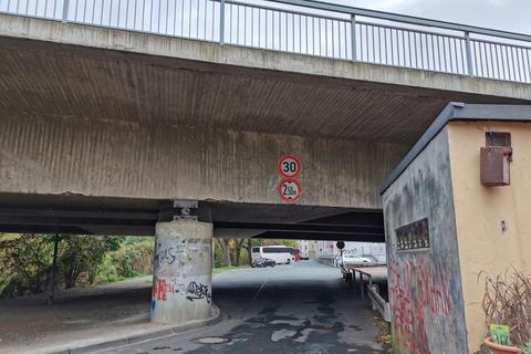 Noch dürfen Autofahrer auf der Straße "Am Philippsdamm" unter der Lichfieldbrücke durchfahren; doch damit soll nun in wenigen Wochen  Schluss sein. Im Hintergrund ist der Busparkplatz am Katzenturm zu sehen. © Stefan Dickmann