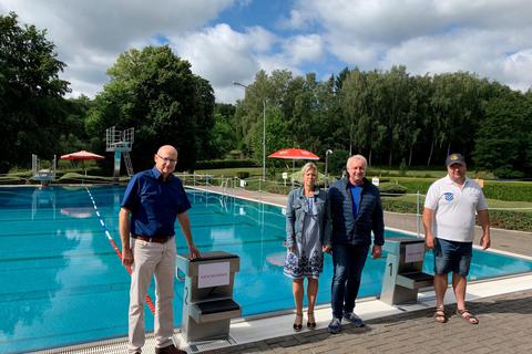 Bürgermeister Michael Ruoff, Diana Fuchs und Andreas Gravelius sowie Schwimmeister Peter Weyer freuen sich, dass die Badesaison endlich beginnen kann.  Foto: Stadt Hadamar 