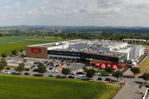 Mit der Photovoltaik-Anlage auf dem Dach der neuen Firmenzentrale am Limburger ICE-Bahnhof produziert die Bäckerei Schäfer einen Großteil des Energiebedarfs selbst.