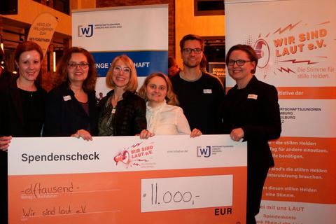 Der Verein "Wir sind LAUT" spendet 11 000 Euro für den Sozialdienst katholischer Frauen.  Foto: Wirtschaftsjunioren 