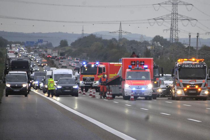 Wegen des Unfalls auf der A 3 in Fahrtrichtung Frankfurt sind die beiden linken Fahrspuren gesperrt - © Klaus-Dieter Häring
