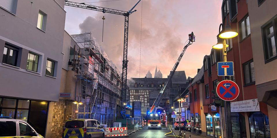 Feuer auf der Großbaustelle im hinteren Teil des Woolworth-Gebäudes beschäftigt Dutzende Einsatzkräfte der Limburger Feuerwehren. © Klaus-Dieter Häring 