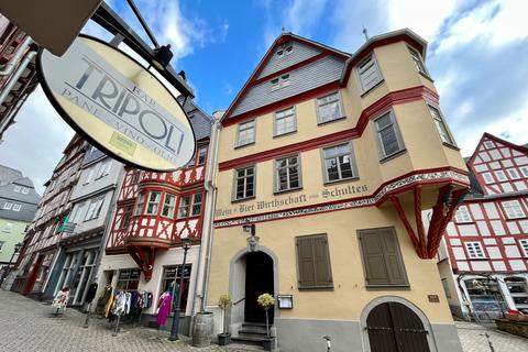 In der Limburger Altstadt, in der Bar Tripoli und im gegenüberliegenden Weinhaus Schultes, wollte eine Eventagentur in den jeweiligen Kellern zu zwei Fastnachtsveranstaltungen mit DJs einladen; die Stadt Limburg untersagt das.