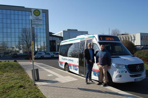 Der Erste Stadtrat Michael Stanke (links) und Hicham Azzou, Abteilungsleiter ÖPNV und Mobilität der Stadtverwaltung Limburg, stellten das neue Konzept für die Stadtlinien Limburg ab 1. Januar 2025 vor.