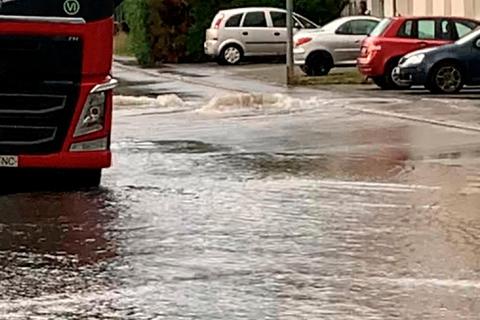 Wenn es stark regnet, steht die Straße "Im Elbboden" schnell unter Wasser.  Foto: Scheuer GmbH 