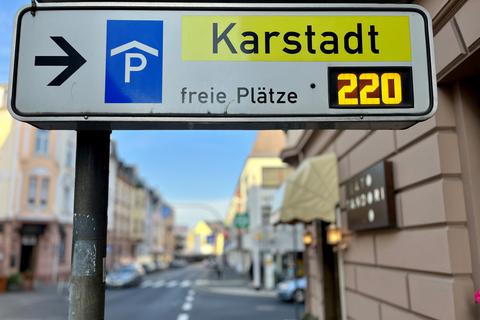 Die Parkhaus-Anzeige von Karstadt in der Diezer Straße in Limburg: Am 1. Januar 2024 wird der Stadtlinienverkehr der Stadt Limburg das Parkhaus offiziell übernehmen.