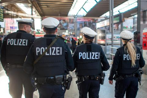 Polizeibeamte sollen beim Oktoberfest das Sicherheitsgefühl erhöhen.  Symbolfoto: Matthias Balk/dpa 