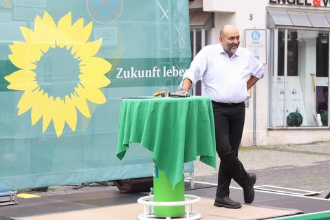 Der Grünen-Chef Omid Nouripour muss bei seinem Besuch auf dem Limburger Kornmarkt Bundespolitik erklären. 	