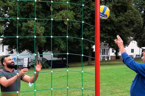 Sport-Coach Walter Hölzer (r.), zeigt, wie Volleyball funktioniert.  Foto: Stadt Limburg 