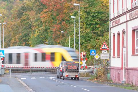 Der Bahnübergang am Ahäuser Weg in Weilburg gesperrt ist ab Donnerstag gesperrt. Foto: Mika Beuster 