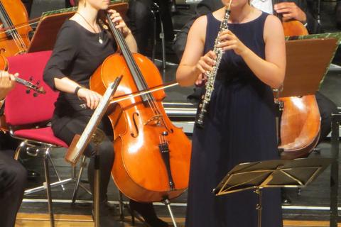 Konzert für Oboe und kleines Orchester, D-Dur, AV 144 von Richard Strauss in Limburg: Die Oboistin Johanna Stier bot eine beeindruckende Leistung und zog die Hörer in ihren Bann.   Foto: A. Jung