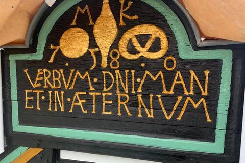 Die künstlerisch gestaltete Giebelspitze des restaurierten Hauses Kornmarkt 7 mit Inschrift, Jahreszahl 1580 und vergoldeten Broten.