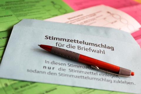 Mehrere, teils umfangreiche Stimmzettel erhalten die hessischen Wähler zur Kommunalwahl. Dabei dürfen sie dieses Mal mehr als ein Kreuz machen. Foto: Oliver Berg/dpa 