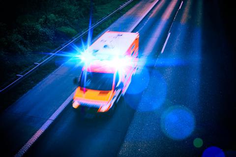 Ein Krankenwagen transportierte den schwer verletzten Motorradfahrer in ein Krankenhaus nach Wiesbaden. Symbolbild: goldencow_images/stock.adobe 