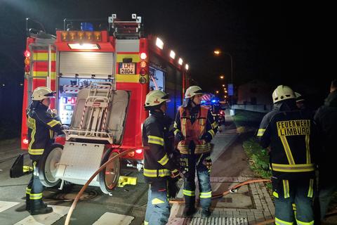 Der erste Einsatz im neuen Jahr führte die Feuerwehr um 0.10 Uhr zu einem Heckenbrand in die Blumenröder Straße in Limburg. Anwohner konnten den durch Feuerwerk ausgelösten Brand zwar mit einem Feuerlöscher eindämmen, aber die Feuerwehr musste noch nachlöschen.	