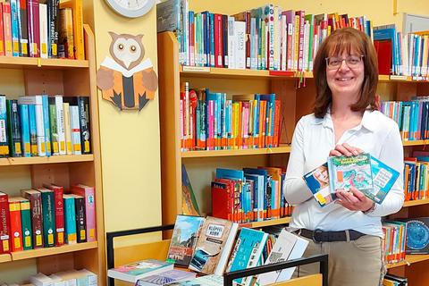 Drei Hörbücher - eins für Kinder und zwei für Erwachsene - empfiehlt die Bücherei in Arfurt zum Tag des Buches, Anja Zell zeigt die Cover.  Foto: KÖB Arfurt 