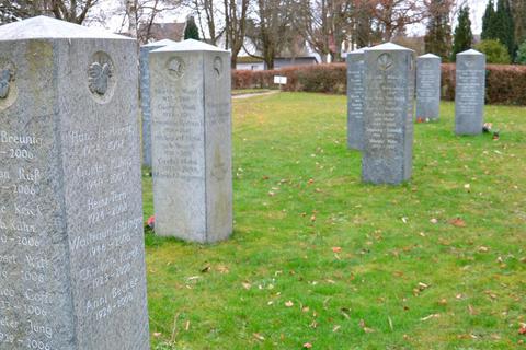Die Bestattungskultur hat sich in den vergangenen Jahren stark gewandelt. Feuer- und damit Urnenbestattungen werden heute bevorzugt, damit gibt es auch neue Formen des Andenkens und Erinnerns an die Verstorbenen, zum Beispiel in Form von Stelen wie hier auf dem Limburger Hauptfriedhof. Foto: Stadt Limburg 