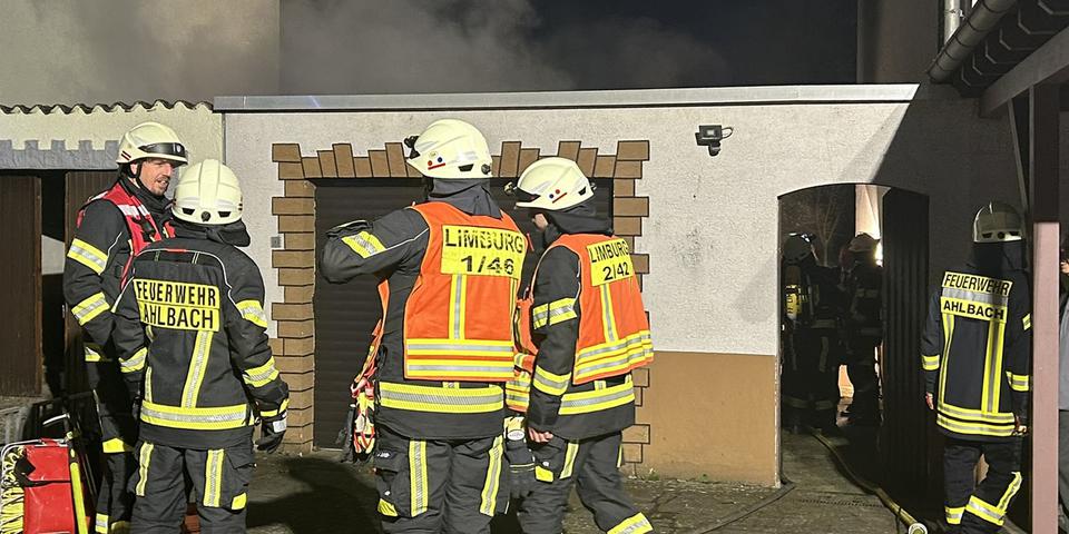 Hinter dieser Garage hat die Feuerwehr die brennenden Mülltonnen entdeckt und anschließend gelöscht. © Klaus-Dieter Häring