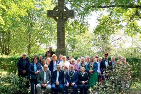 Die irische Delegation auf dem Kriegsgräberfriedhof in Dietkirchen nach dem Gottesdienst. Klaus-Dieter Häring