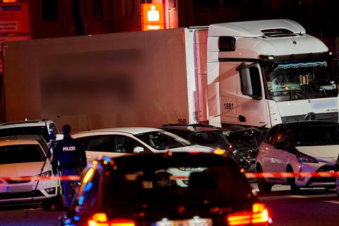 Am 7. Oktober hatte sich der Lkw durch die Limburger Innenstadt geschoben. Mehrere Menschen wurden verletzt. Foto: Sascha Ditscher/dpa 