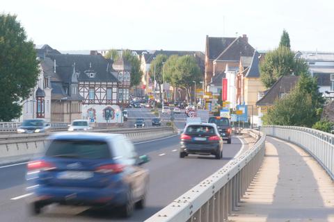 Die Lichfieldbrücke soll saniert werden. Die Bauarbeiten an der Hauptschlagader des Limburger Verkehrs werden für Engpässe sorgen. Foto: Mika Beuster 