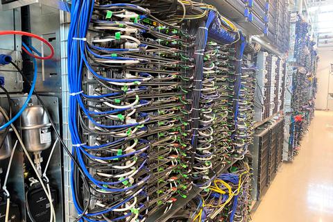 Von 15 000 auf 45 000 Server will die Firma OVH ihre Speicherkapazität in Limburg aufstocken: Die "Racks", Schränke, füllen sich nun zwei Jahre lang.  Foto: OVH Cloud 