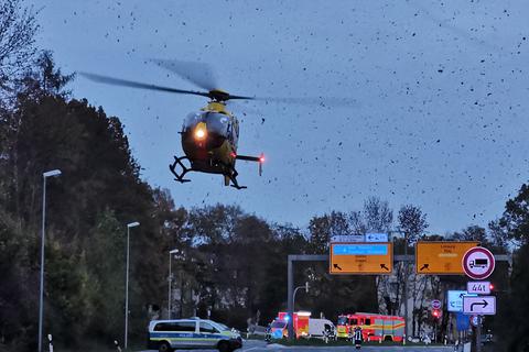 Unfall auf der B 8/Offheimer Weg in Richtung Elz: Einer der verletzten Motorradfahrer wurde mit einem Rettungshubschrauber in ein Krankenhaus nach Koblenz geflogen.           